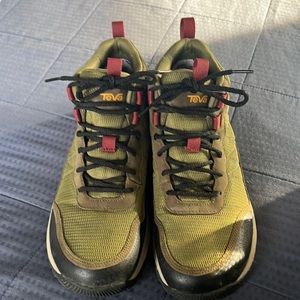 Men’s TEVA waterproof hikers 9.5